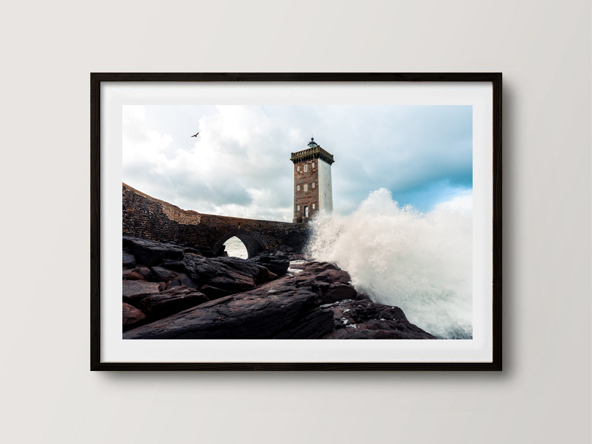 Vague submergeant le phare de Kermorvan