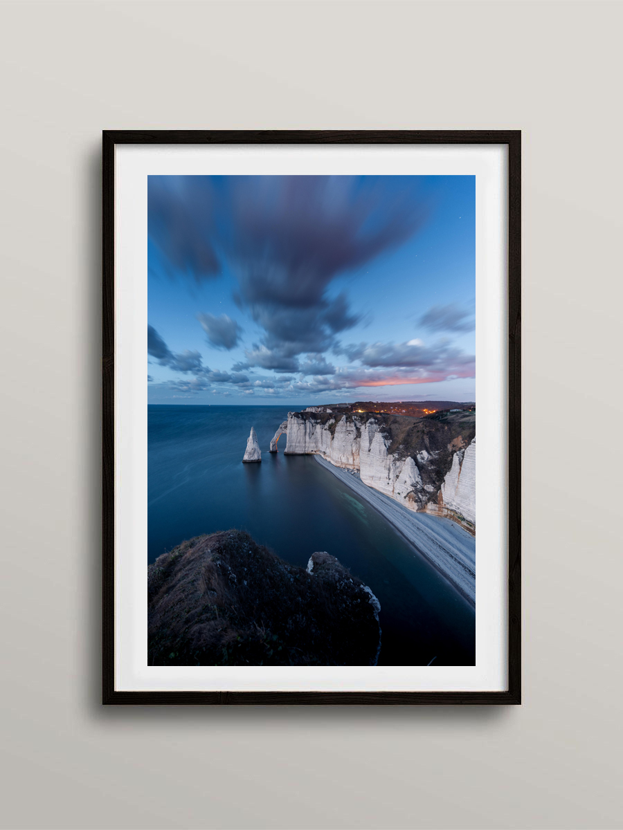 La nuit tombe sur les falaises d'Etretat